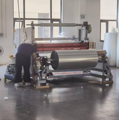 إنها نوع من تكنولوجيا معالجة المواد المركبة التي تقوم بلصق الفيلم البلاستيكي مسبقًا وإعادة لفه ثم تجميعه مع المطبوعات الورقية أو مواد أخرى.