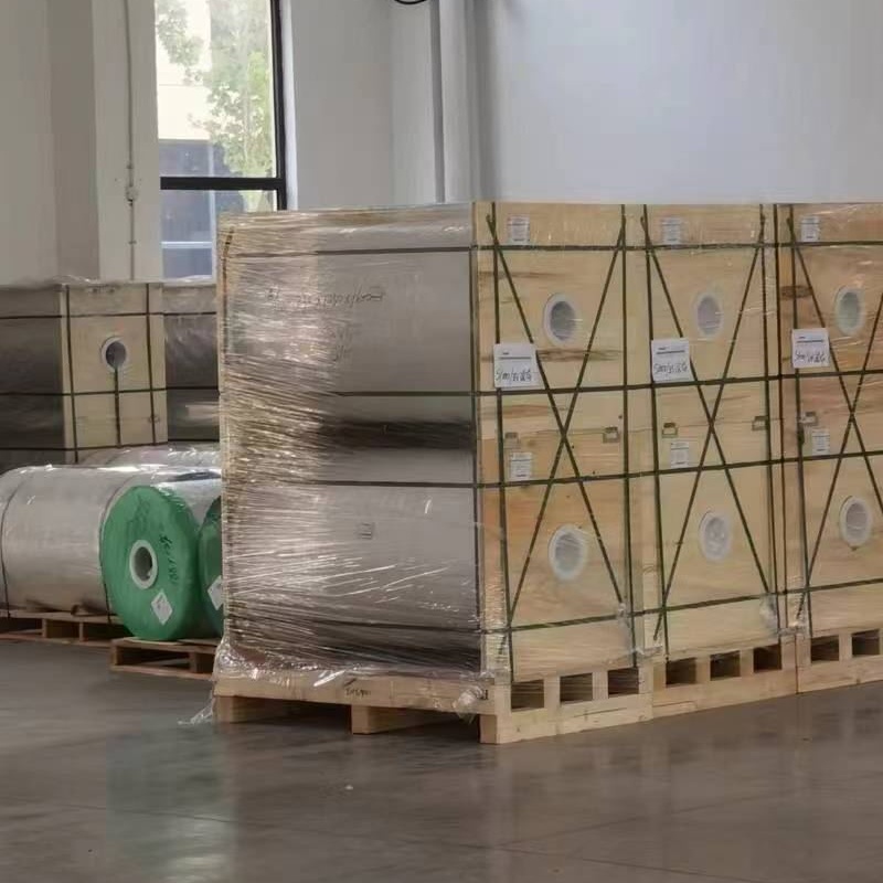 يعمل طلاء السيليكون المطبق على الفيلم كعامل تحرير، مما يوفر سطحًا غير لاصق يسمح بإزالة مادة الربط بسهولة دون ترك أي بقايا. هذه الخاصية مفيدة بشكل خاص في التطبيقات التي يجب فيها التحكم في نقل المادة اللاصقة إلى الركيزة وسلسها.