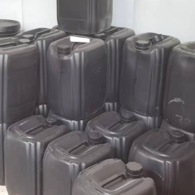 هذا النوع من المواد اللاصقة يعالج ويتصلب عند تعرضه للأشعة فوق البنفسجية، مما يخلق مادة لاصقة مرنة ومقاومة للطقس مناسبة للاستخدام في الهواء الطلق.