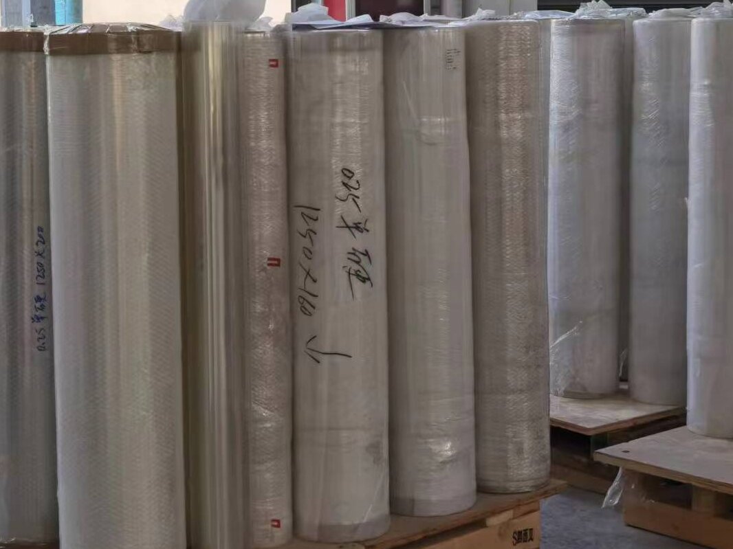 O revestimento de silicone aplicado ao filme atua como agente desmoldante, proporcionando uma superfície antiaderente que permite que o material adesivo seja facilmente removido sem deixar resíduos.