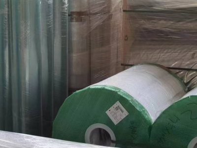 تركيبة صديقة للبيئة وخالية من المذيبات، لا تُطلق مركبات عضوية متطايرة (VOCs). كما أنها توفر شفافية ولمعانًا عاليين، مما يُعزز بشكل كبير التأثير البصري للمواد المطبوعة. تتميز بصلابة سطحية عالية، وتوفر مقاومة للخدش ومتانة عالية، بالإضافة إلى مقاومة للحرارة، ومقاومة للماء، ومقاومة للبقع.