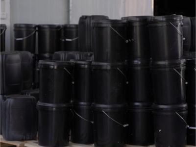 المادة اللاصقة المقاومة للاصفرار والتي تعالج بالأشعة فوق البنفسجية هي نوع من المواد اللاصقة التي تتصلب بسرعة تحت التعرض للأشعة فوق البنفسجية وتظل مقاومة للاصفرار حتى مع الاستخدام لفترات طويلة.