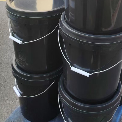 هذا النوع من المواد اللاصقة يعالج ويتصلب عند تعرضه للأشعة فوق البنفسجية، مما يخلق مادة لاصقة مرنة ومقاومة للطقس مناسبة للاستخدام في الهواء الطلق.