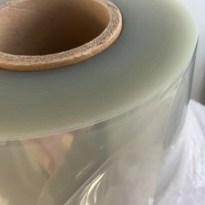 الطلاء المسبق: يشير جانب "الطلاء المسبق من جانب واحد" للفيلم إلى تطبيق طلاء متخصص على جانب واحد من الركيزة. عادة ما يكون هذا الطلاء عبارة عن طبقة رقيقة من المواد، مثل عامل التحرير أو المادة اللاصقة أو أي طلاء وظيفي آخر، يتم تطبيقه أثناء عملية التصنيع.