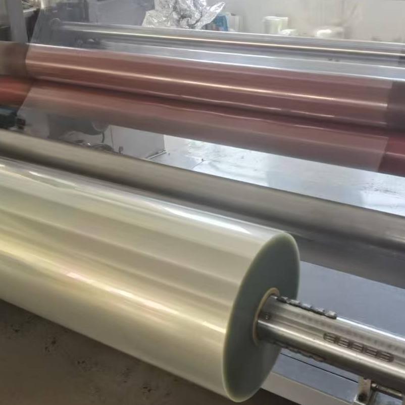 يتكون بشكل أساسي من مادة أساسية وطبقة لاصقة. المواد الأساسية الشائعة هي البوليستر ثنائي المحور (BOPET)، والبولي بروبيلين ثنائي المحور (BOPP)، إلخ. أما الطبقة اللاصقة، فعادةً ما تكون لاصقًا ساخنًا من كوبوليمر أسيتات فينيل الإيثيلين (EVA) أو لاصقًا ساخنًا من البولي إيثيلين منخفض الكثافة (LDPE)، وهكذا.