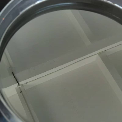 اللزوجة المنخفضة للغراء تعني أنه يمكن أن يتدفق ويخترق الفجوات الصغيرة بسهولة أكبر، مما يضمن تعبئة أفضل وتقليل النفايات.