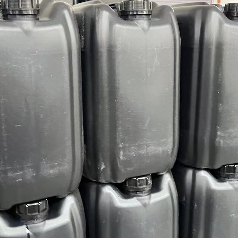 Baixo odor: Comparada com algumas colas tradicionais, esta cola produz menos odor durante o uso, o que é bom para o ambiente de trabalho e para a saúde do usuário.