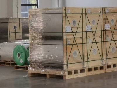 فيلم PET عبارة عن مادة فيلمية مصنوعة من مادة البولي إيثيلين تيريفثاليت كمادة خام، ويتم بثقها إلى صفائح سميكة بطريقة البثق ثم يتم تصنيعها عن طريق التمدد ثنائي الاتجاه.