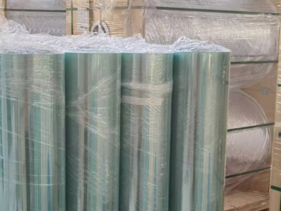 يشير الفيلم المقوى المطلي مسبقًا عادةً إلى الفيلم المقوى بالبولي إيثيلين تيرفثالات، ويُسمى أيضًا الفيلم البلوري المقوى، والفيلم المضاد للخدش، وما إلى ذلك. وهو مصنوع من مادة البولي إيثيلين تيرفثالات (بولي إيثيلين تيرفثالات) واللاصق الساخن المنصهر EVA (كوبوليمر أسيتات فينيل الإيثيلين) من خلال عملية خاصة.