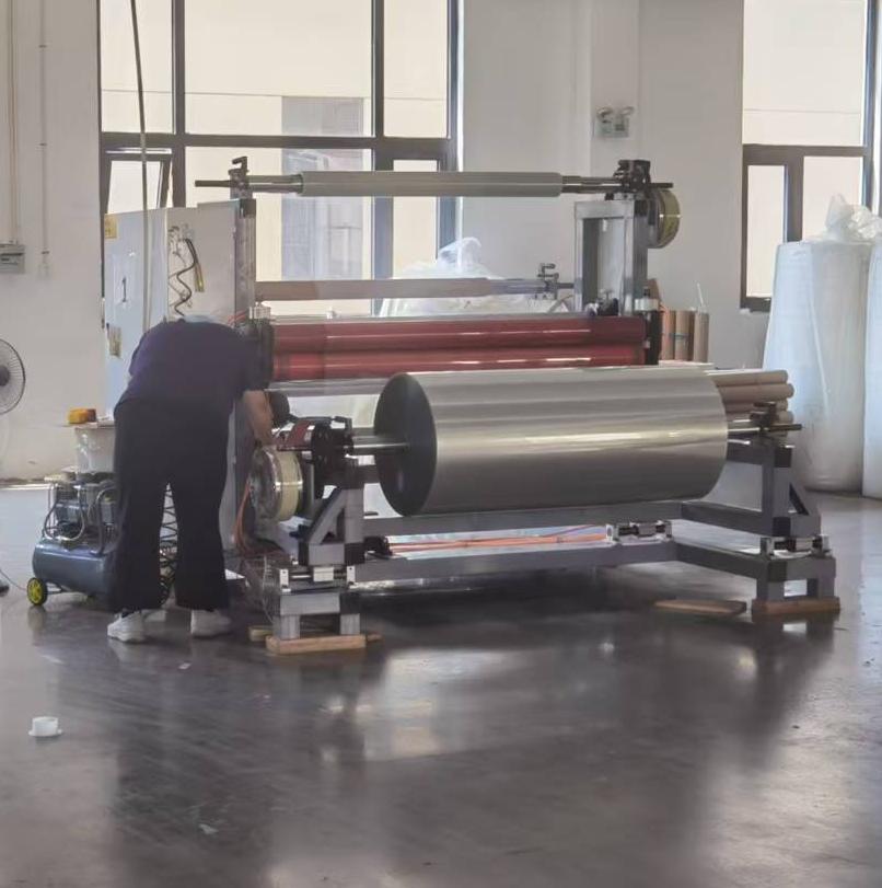 إنها نوع من تكنولوجيا معالجة المواد المركبة التي تقوم بلصق الفيلم البلاستيكي مسبقًا وإعادة لفه ثم تجميعه مع المطبوعات الورقية أو مواد أخرى.