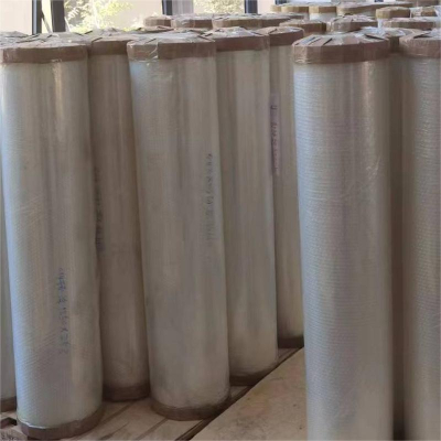 يؤدي استخدام المجال الكهربائي عالي الجهد إلى إطلاق القطب على سطح الفيلم البلاستيكي، مما يؤدي إلى ظاهرة تفريغ صغيرة، بحيث يتغير الهيكل الجزيئي لسطح الفيلم، وخشونة السطح، وزيادة طاقة السطح، وتحسين التصاق الأحبار والمواد اللاصقة وما إلى ذلك.