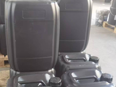 لمعان عالي، التصاق قوي، مقاوم للماء، مقاوم للمذيبات، مرونة عالية، انسيابية ممتازة، ملمس ناعم، ورائحة كريهة. على سبيل المثال، بعض أنواع الورنيش المقاوم للأشعة فوق البنفسجية الخالي من البرايمر يحقق لمعانًا يتجاوز 90، ويتحمل ثلاثة اختبارات تقشير باستخدام شريط 3M دون تشقق، ويوفر مقاومة فائقة للتآكل.