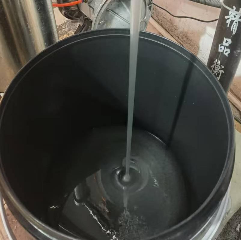 Possui alta resistência de ligação, e a camada adesiva seca é incolor e transparente, o que tem pouco efeito na cor e na aparência dos acabamentos de madeira. Pode ser curado à temperatura ambiente, velocidade de cura moderada, fácil de operar, preço relativamente baixo.