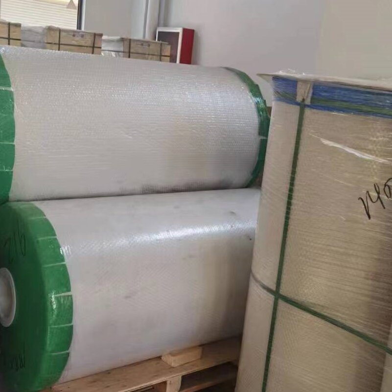 الطلاء المسبق: يشير جانب "الطلاء المسبق من جانب واحد" للفيلم إلى تطبيق طلاء متخصص على جانب واحد من الركيزة. عادة ما يكون هذا الطلاء عبارة عن طبقة رقيقة من المواد، مثل عامل التحرير أو المادة اللاصقة أو أي طلاء وظيفي آخر، يتم تطبيقه أثناء عملية التصنيع.