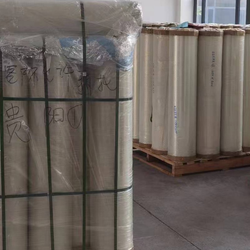 يمكن لصقه بقوة على أسطح مواد متنوعة، مثل المعدن والبلاستيك والزجاج. هذا يجعله يُستخدم على نطاق واسع في العديد من التطبيقات التي تتطلب لصقًا قويًا، مثل التغليف والطباعة ووضع العلامات وغيرها.