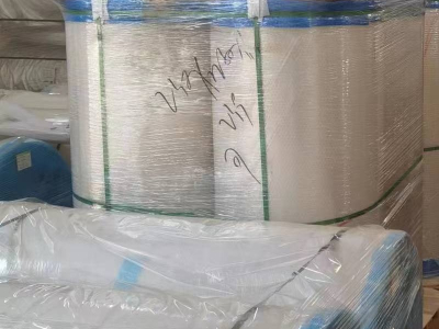 يُنتج غشاء PET المُغلف مسبقًا والمُلصق على المواد المطبوعة سطحًا أكثر نعومة ولمعانًا، مما يُعزز اللمعان والمتانة. تُضفي هذه العملية ألوانًا أكثر حيويةً وتضفي تأثيرًا ثلاثي الأبعاد على الرسومات. بالإضافة إلى ذلك، يوفر هذا الغشاء مقاومةً للماء والبقع والتآكل والطي، مما يحمي المحتوى المطبوع بفعالية.