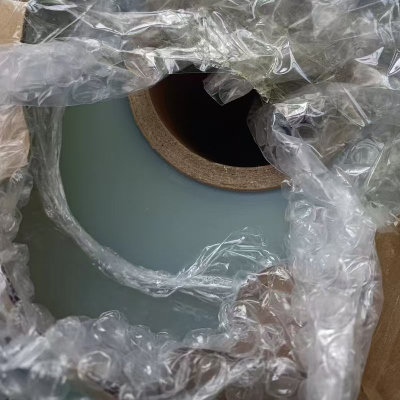 الفيلم أحادي الجانب المطبق مسبقًا عبارة عن مادة ركيزة رقيقة ومرنة، وعادةً ما تكون مصنوعة من مادة قائمة على البوليمر مثل البوليستر أو البولي بروبيلين.