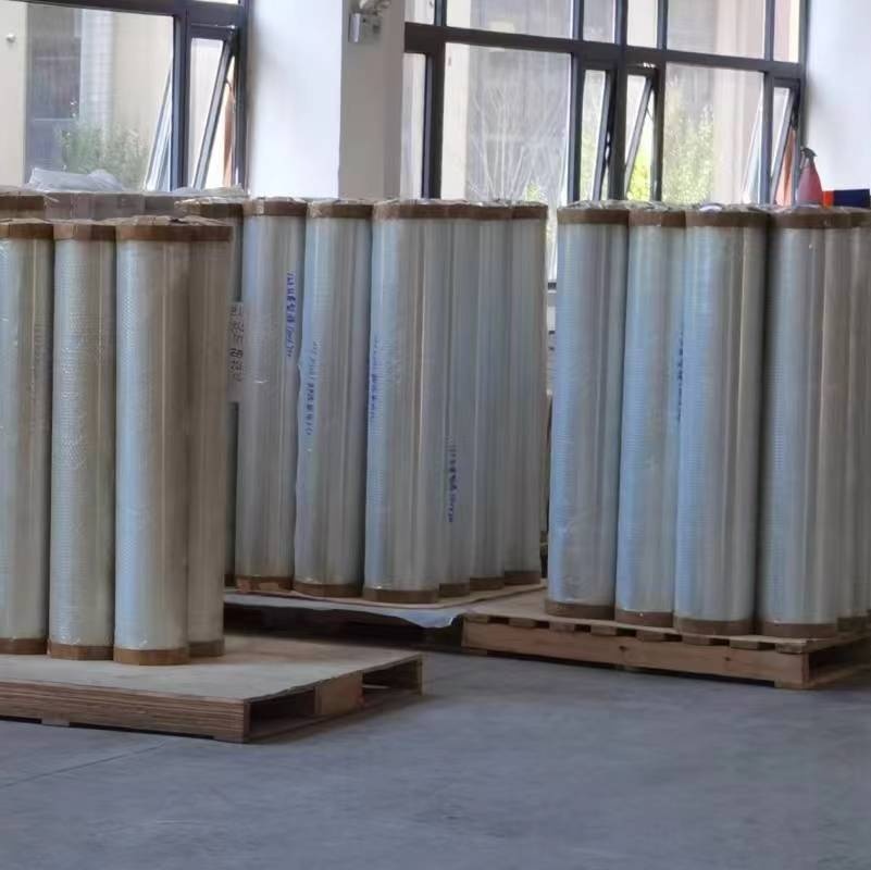 Alta transparência, transmitância de luz até 90%, baixa opacidade, alto brilho. Boa tenacidade, elevada resistência à tracção e ao impacto, boa rigidez e tamanho estável.