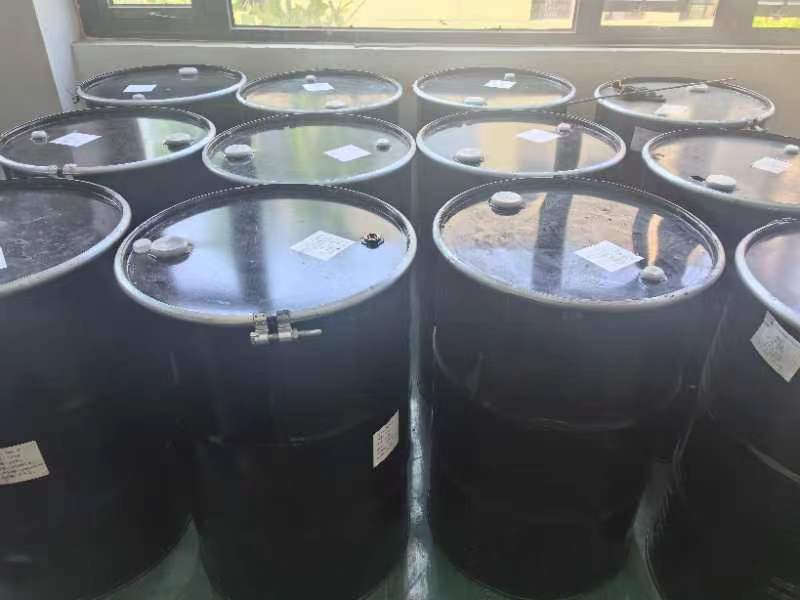 إحدى الميزات الرئيسية للمادة اللاصقة الراتنجية للأشعة فوق البنفسجية الخارجية هي قدرتها على تحمل أشعة الشمس والعناصر الخارجية الأخرى.