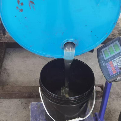 عادة ما تكون المركبات العضوية المتطايرة المنخفضة (VOC) أو راتينج الأكريلات الخالي من المركبات العضوية المتطايرة كمواد خام رئيسية، ولا تحتوي على الفورمالديهايد والبنزين وغيرها من المواد السامة، بما يتماشى مع المعايير البيئية.