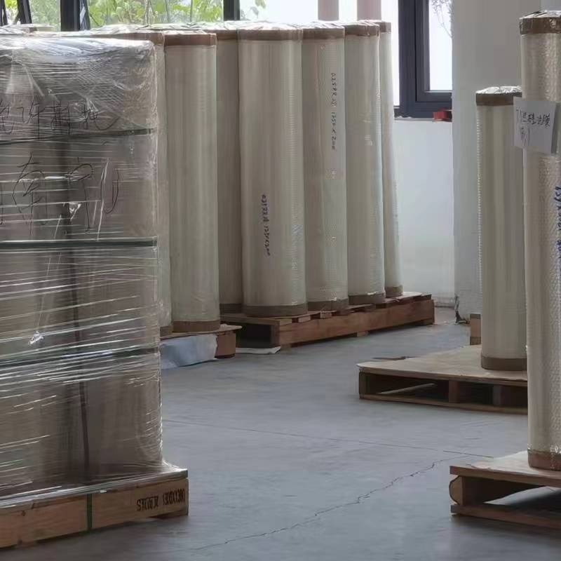 تم تصميم سطح هذا الفيلم بملمس محدد لتحسين خصائص الإطلاق عند ملامسته للمواد اللاصقة أو المواد اللزجة.