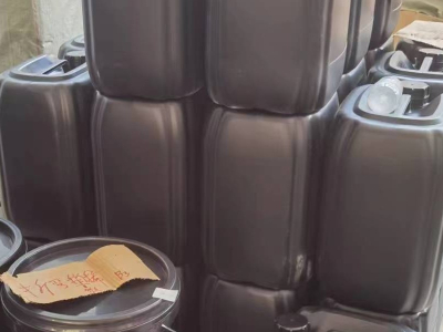 اللاصق المقاوم للأشعة فوق البنفسجية هو لاصق مقاوم للضوء، يحافظ على شفافيته أو لونه الفاتح دون أن يصفر عند التعرض لفترات طويلة للأشعة فوق البنفسجية، ودرجات الحرارة العالية، والرطوبة، وما شابهها. وهو مناسب للتطبيقات التي تتطلب متانة جمالية عالية، مثل المكونات البصرية، واللافتات الخارجية، وتغليف الأثاث، والشاشات الإلكترونية.