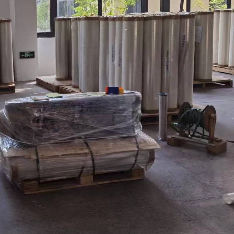 مجموعة واسعة من التطبيقات: يمكن تطبيق فيلم كورونا السلكي 25 على مجموعة متنوعة من الصناعات، مثل التعبئة والتغليف والطباعة والإلكترونيات والسيارات وما إلى ذلك، مع مجموعة واسعة من آفاق التطبيق.